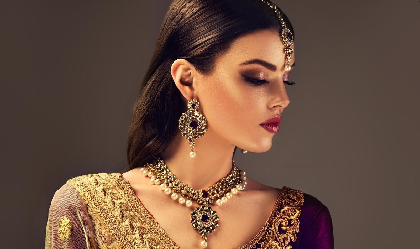 Bridal jewellery with kundan necklace, earrings and maang tikka